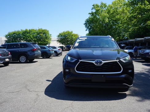 Used 2022 Toyota Highlander XLE AWD/4WD image 2