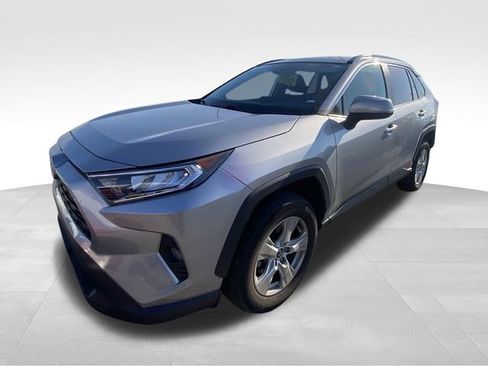 Used 2020 Toyota RAV4 XLE FWD image 2