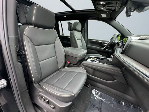 Used 2025 Chevrolet Suburban Premier AWD/4WD image 15