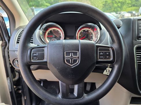 Used 2018 Dodge Grand Caravan SE FWD image 12