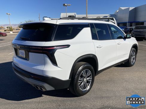 Used 2025 Chevrolet Traverse LT image 5