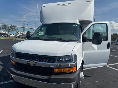 Used 2017 Chevrolet Express 3500 RWD image 21