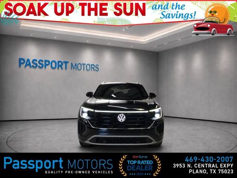 Used 2024 Volkswagen Atlas Cross Sport SE w/ Panoramic Sunroof Package FWD image 2
