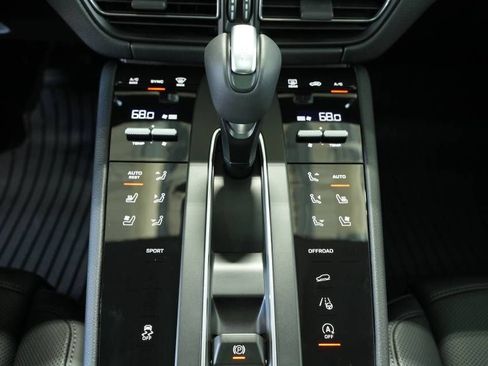 Certified 2025 Porsche Macan AWD/4WD image 23