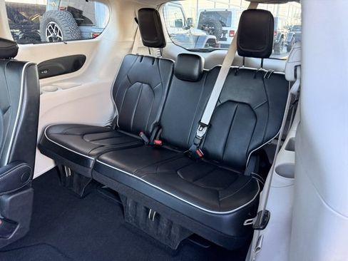 Used 2023 Chrysler Pacifica Limited image 16