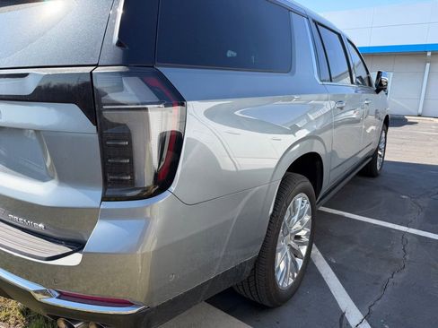 Used 2025 Chevrolet Suburban Premier image 5