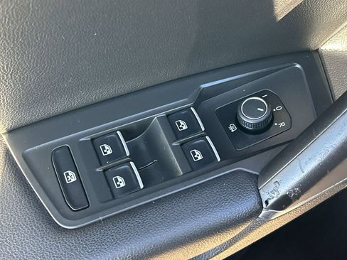 Used 2018 Volkswagen Tiguan SE w/ Panoramic Sunroof Package FWD image 19