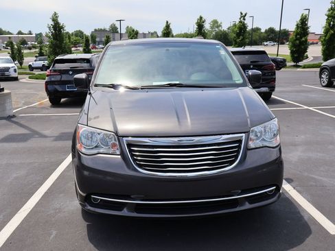 Used 2016 Chrysler Town & Country Touring FWD image 3
