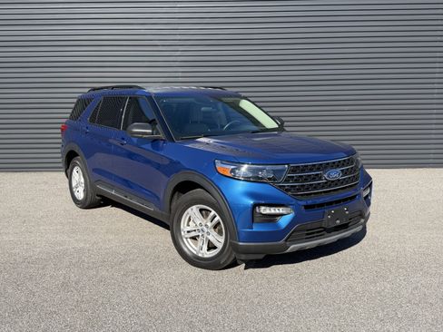 Used 2023 Ford Explorer XLT w/ Equipment Group 202A image 7