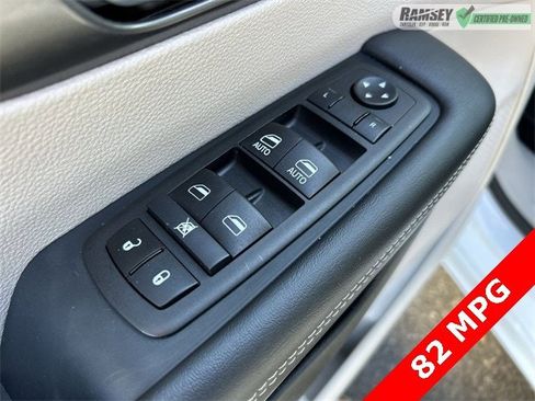 Certified 2024 Chrysler Pacifica Select image 16