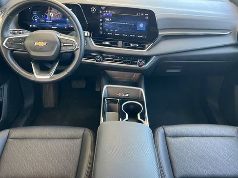 Used 2025 Chevrolet Equinox LT w/ Convenience Package II FWD image 16