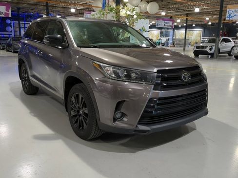 Used 2019 Toyota Highlander SE w/ Nightshade Edition image 4