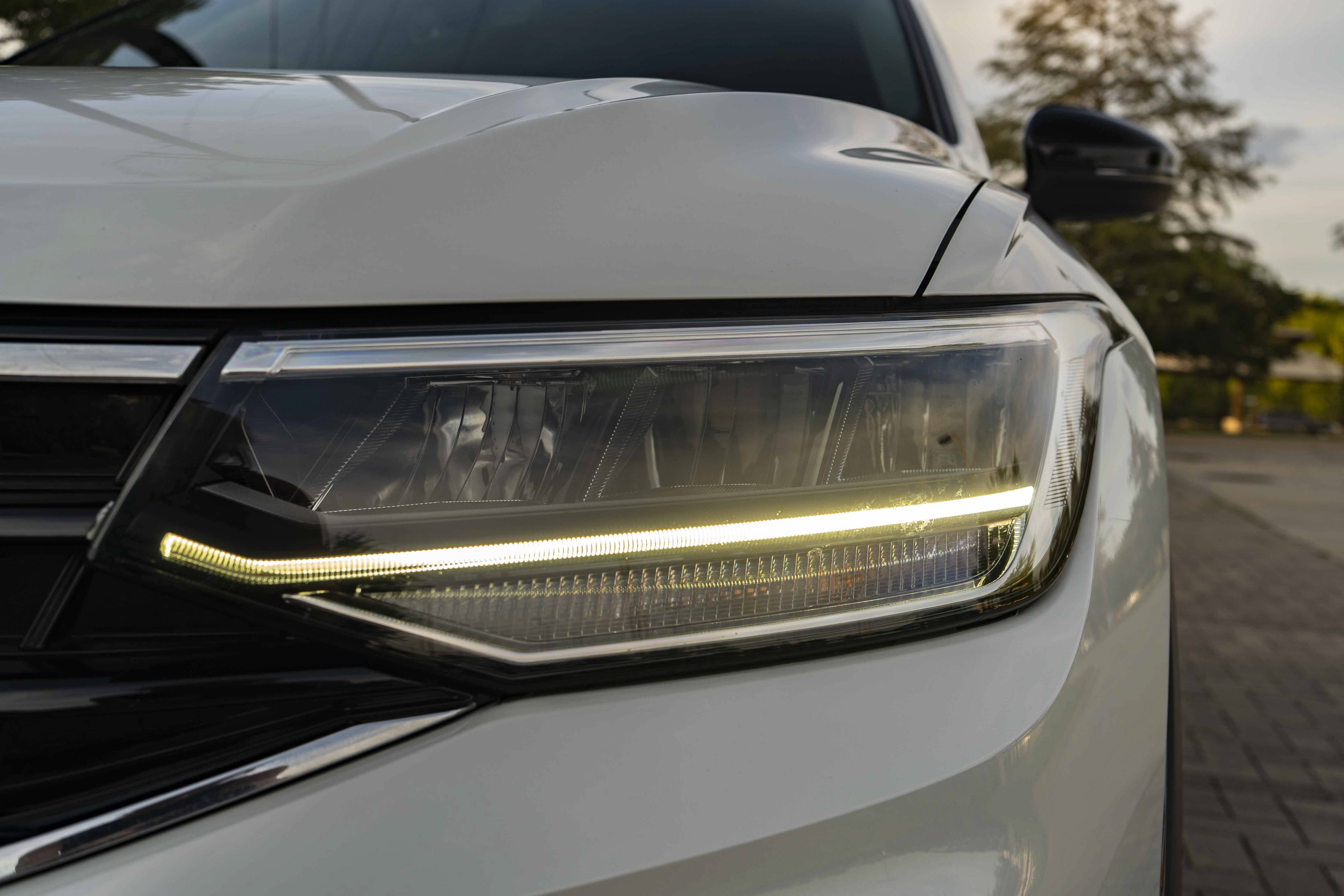 Certified 2022 Volkswagen Tiguan SE R-Line FWD image 10