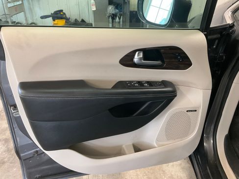 Used 2022 Chrysler Pacifica Limited AWD/4WD image 9