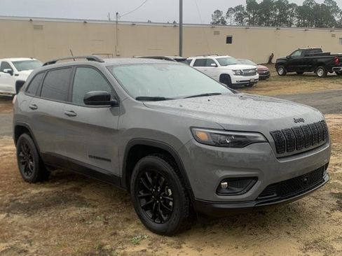 Used 2023 Jeep Cherokee Altitude Lux image 2