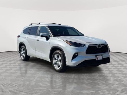 Used 2023 Toyota Highlander LE FWD image 1