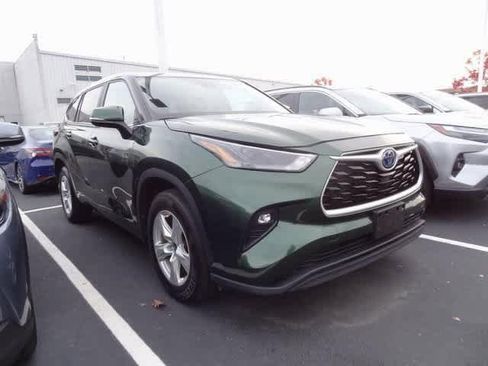 Used 2023 Toyota Highlander LE image 3