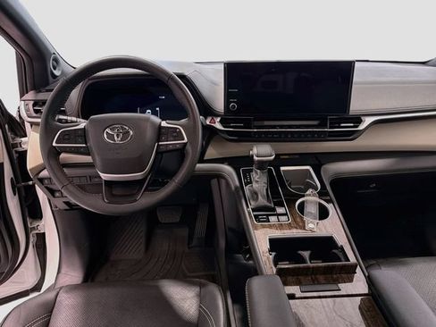 Used 2025 Toyota Sienna Limited AWD/4WD image 19