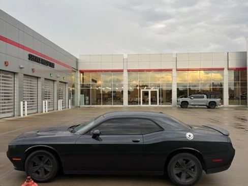 Used 2019 Dodge Challenger SXT RWD image 7