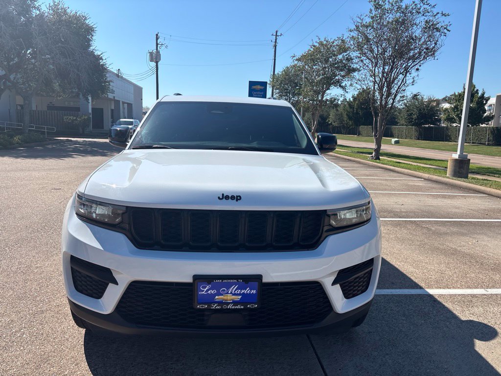 Used 2023 Jeep Grand Cherokee Altitude AWD/4WD image 2