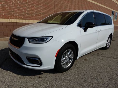 Used 2026 Chrysler Pacifica Select FWD image 6