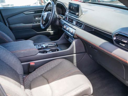 Used 2025 Honda Pilot Sport image 14