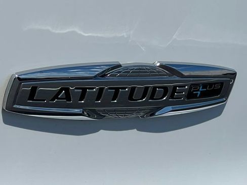 Used 2021 Jeep Cherokee Latitude Plus FWD image 2