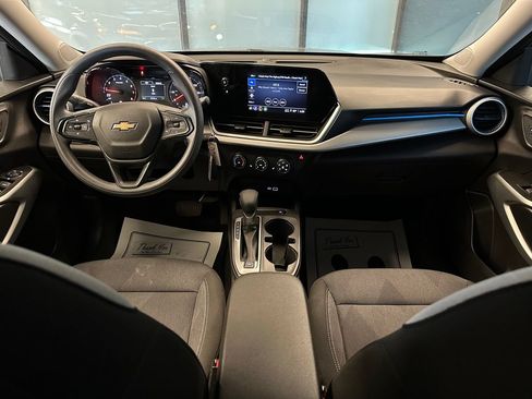 Used 2025 Chevrolet Trax LS w/ LS Convenience Package FWD image 9