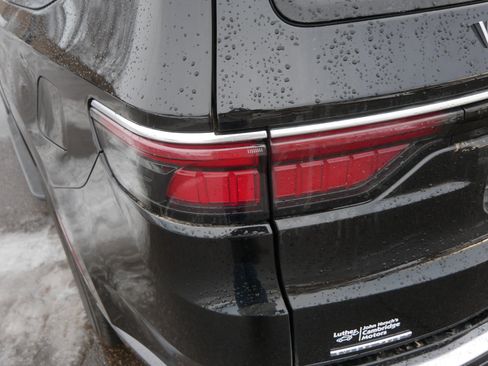 Used 2022 Jeep Wagoneer Series III w/ Rear Seat Video Group 1 image 17