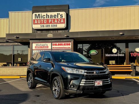 Used 2019 Toyota Highlander LE w/ Carpet Mat Package (TMS) AWD/4WD image 2