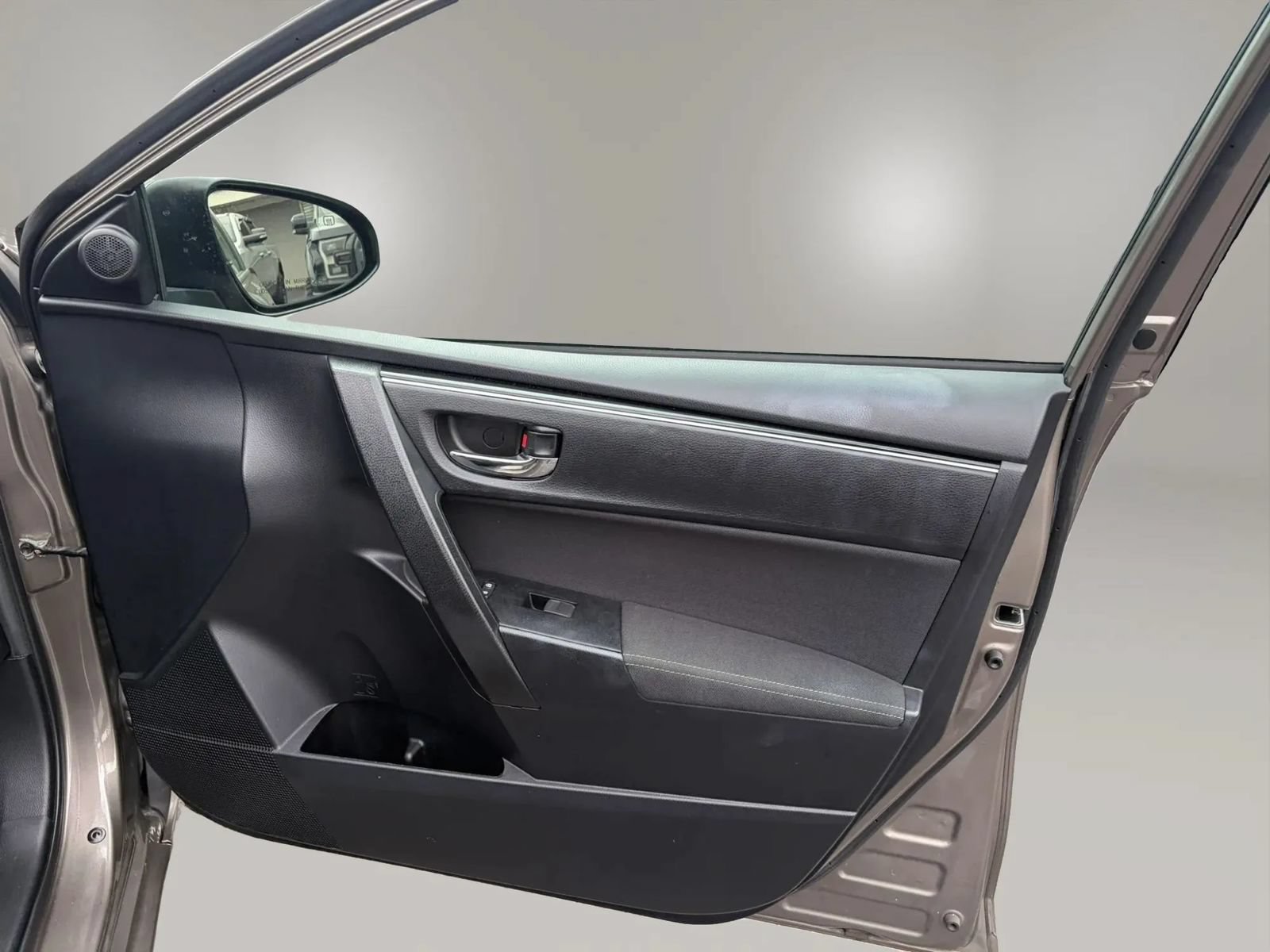 Used 2017 Toyota Corolla LE FWD image 30