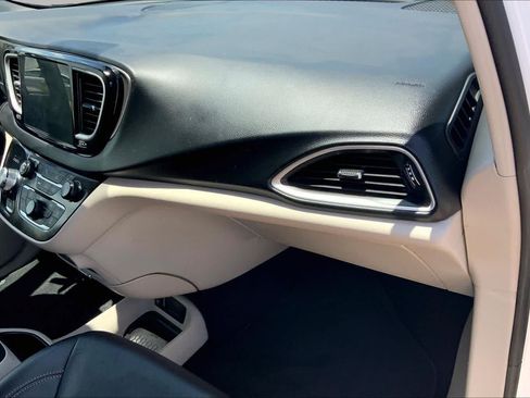 Used 2024 Chrysler Pacifica Touring-L FWD image 18