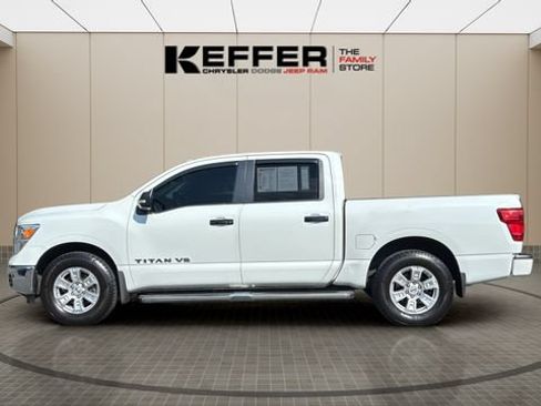 Used 2018 Nissan Titan SV w/ SV Convenience Package RWD image 2