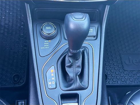 Used 2020 Jeep Cherokee Latitude Plus w/ Cold Weather Group image 17