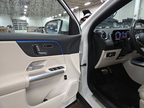 Used 2025 Mercedes-Benz GLA 250 4MATIC image 5