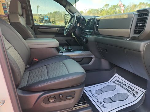 Used 2025 Chevrolet Silverado 2500 ZR2 w/ Technology Package image 46