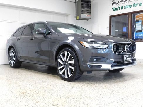 Used 2022 Volvo V90 B6 Cross Country AWD/4WD image 3