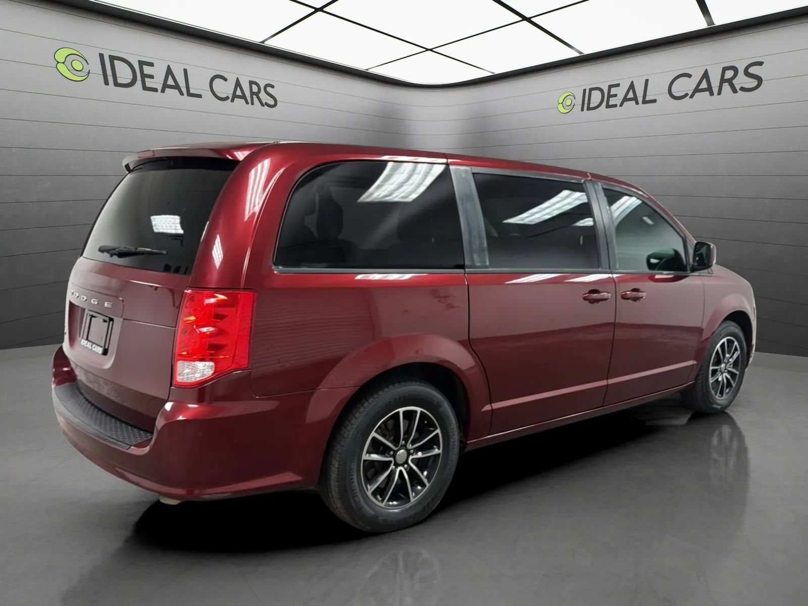 Used 2018 Dodge Grand Caravan SXT w/ Blacktop Package FWD image 5