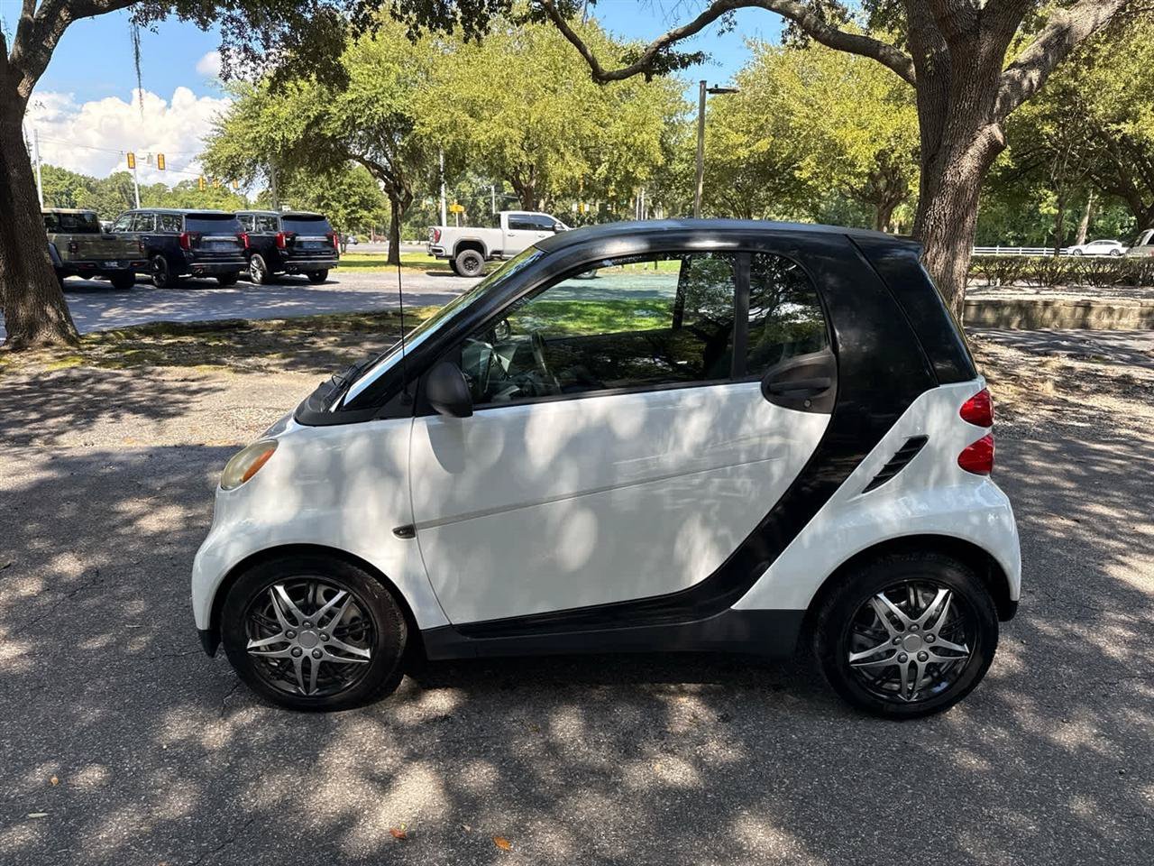 Used 2009 smart fortwo pure RWD image 2