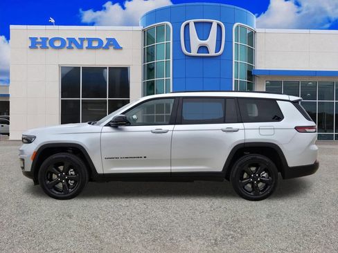 Used 2025 Jeep Grand Cherokee L Laredo RWD image 6