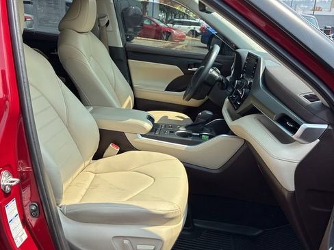 Used 2022 Toyota Highlander XLE AWD/4WD image 9