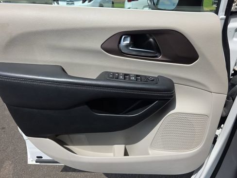 Used 2023 Chrysler Voyager LX FWD image 18