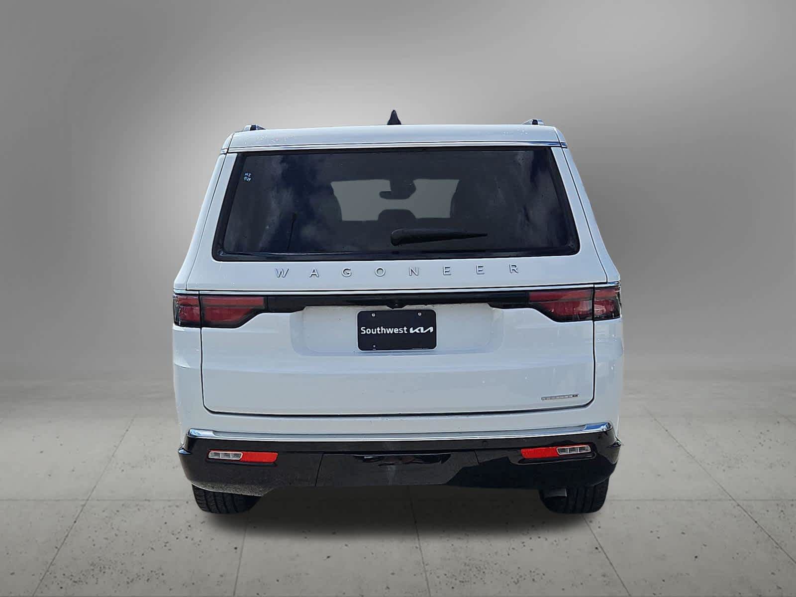 Used 2024 Jeep Wagoneer L Series II w/ Flexible Seating Group RWD image 5