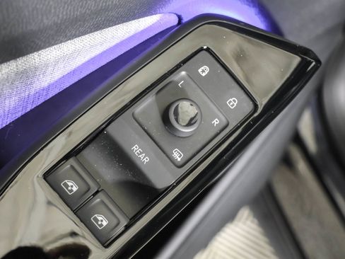 Used 2023 Volkswagen ID.4 2WD image 32