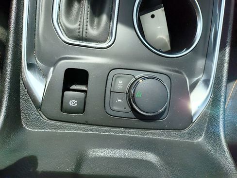 Used 2021 Chevrolet Traverse LS FWD image 22