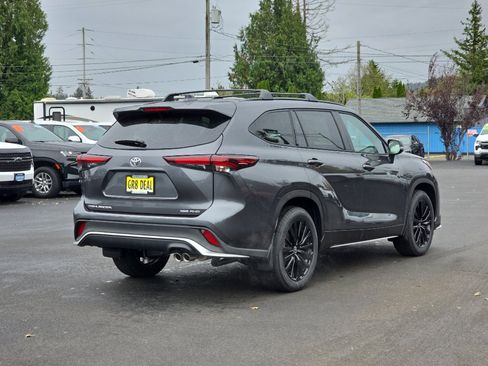 New 2025 Toyota Highlander XSE image 5