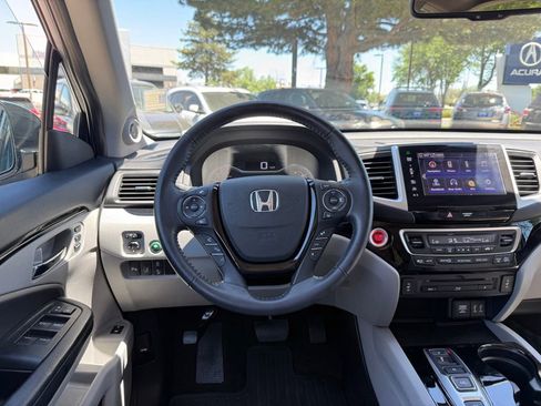Used 2016 Honda Pilot Touring image 2