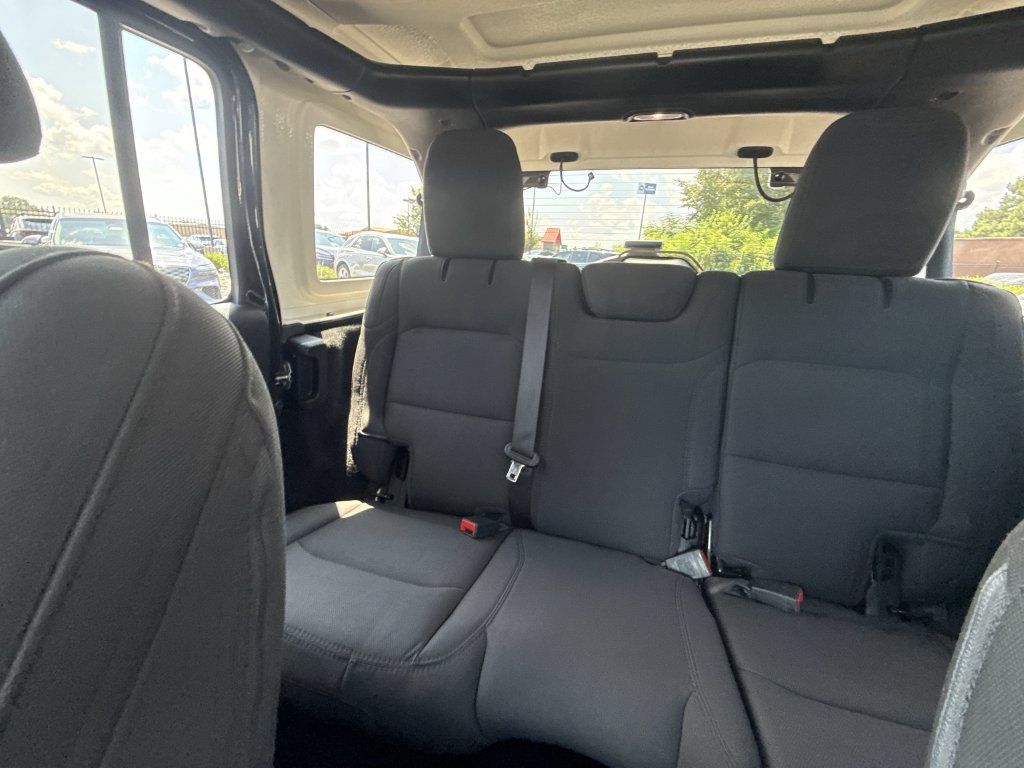 Used 2020 Jeep Wrangler Unlimited Sahara AWD/4WD image 15
