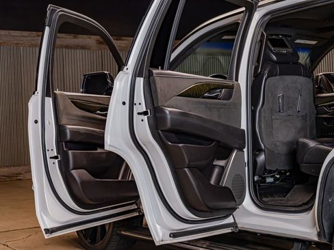Used 2019 Cadillac Escalade Platinum image 24
