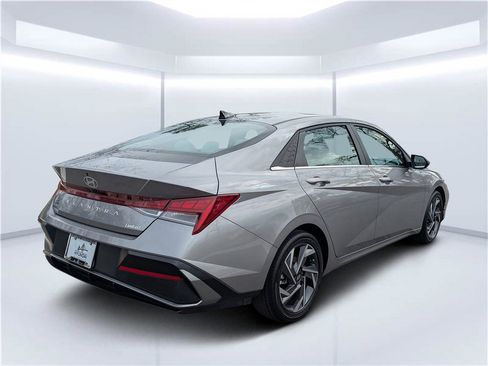 Certified 2025 Hyundai Elantra Limited image 3